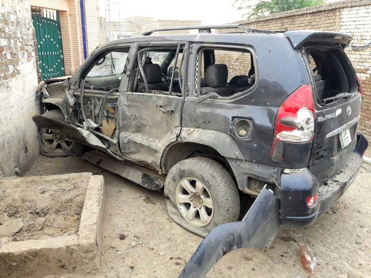 Pakistan\'da Siyasi Lidere Bombalı Saldırı: 1 Ölü, 6 Yaralı