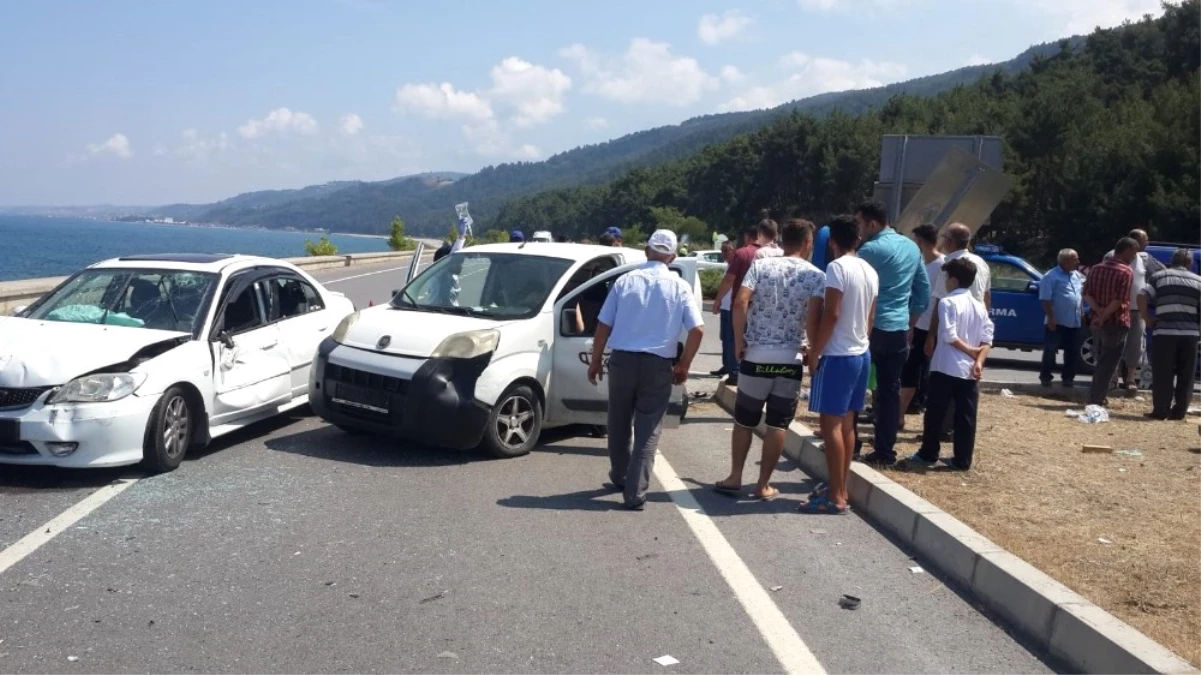 Samsun\'da Otomobil ile Kamyonet Çarpıştı: 8 Yaralı