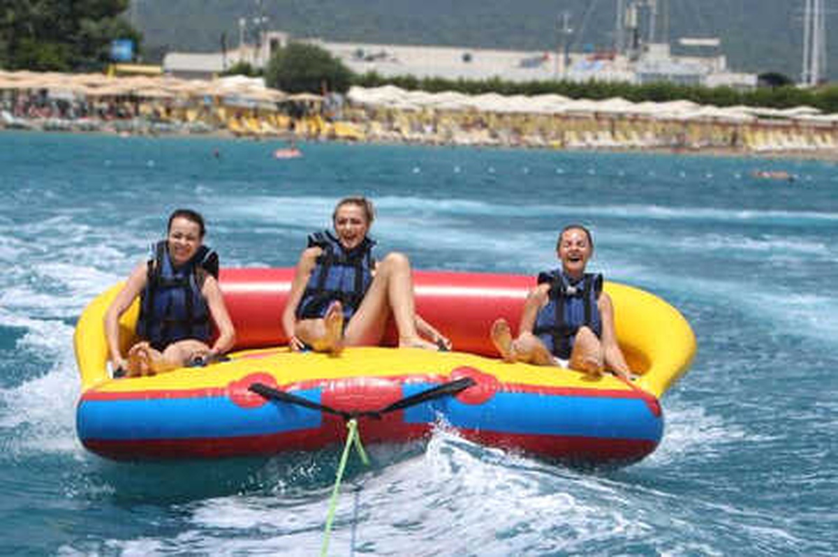Yaz Aylarında Turistlerin Vazgeçilmez Eğlencesi Su Sporları