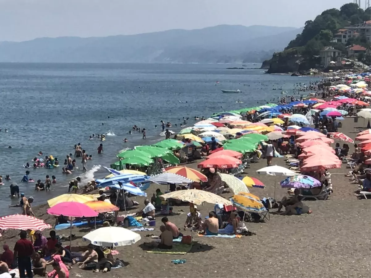 Karadeniz\'in İncisi Akçakoca\'da Plajlar Doldu Taştı