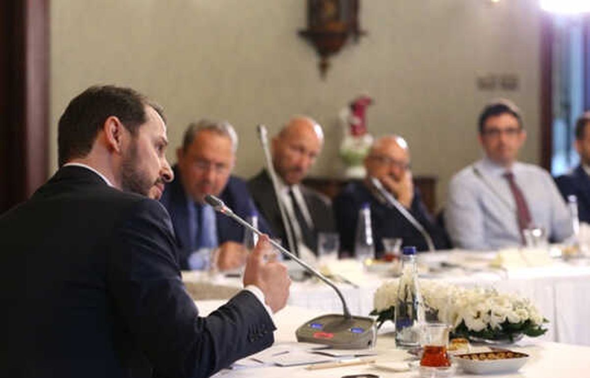 Albayrak\'tan Ekonomistlerle Bir Araya Geldi
