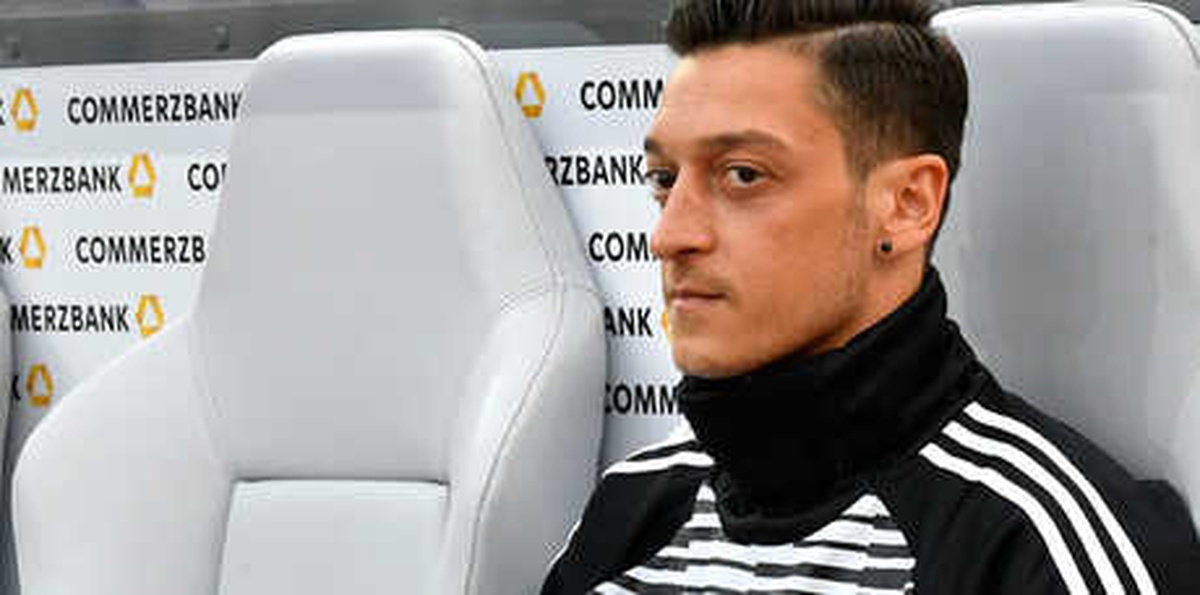 Almanya Milli Futbol Takımı\'ndan Mesut Özil Geçti