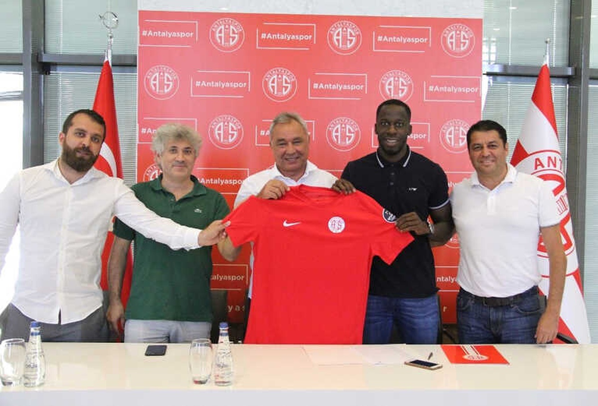 Antalyaspor, Aly Cissokho ile 3 Yıllık Sözleşme İmzaladı