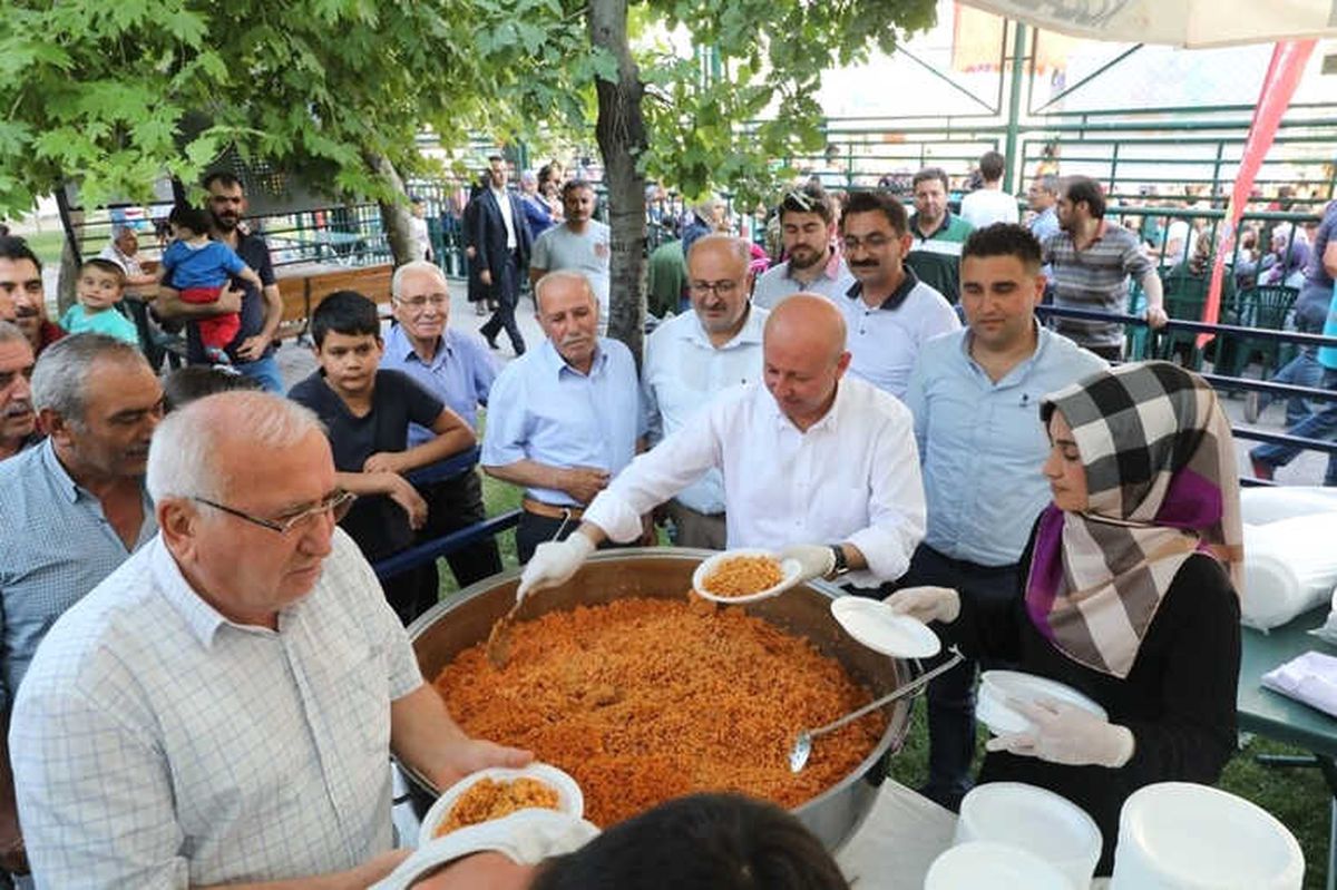 Başkan Çolakbayrakdar, " 7\'den 70\'e Herkese Hitap Eden Projeler Üretiyoruz"