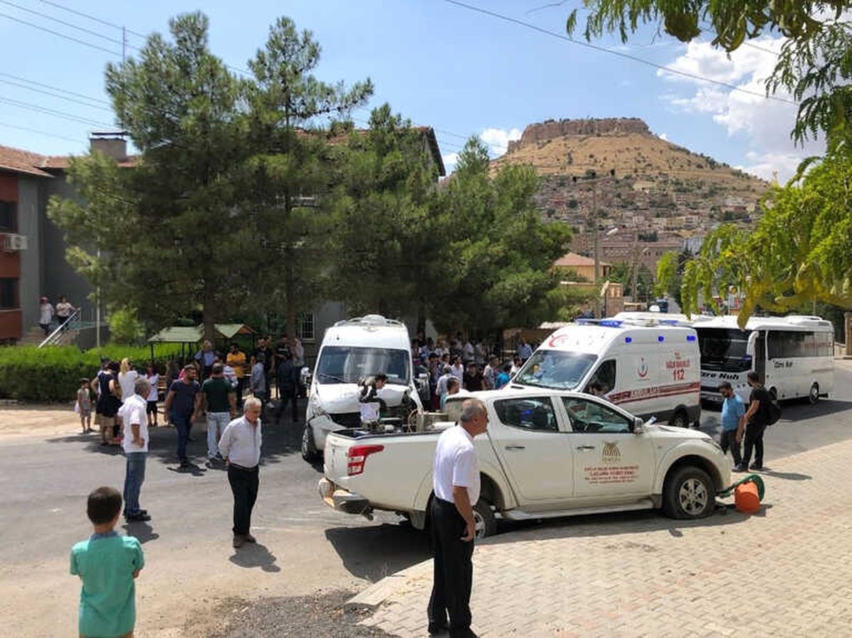 Belediye Aracı ile Minibüs Çarpıştı: 7 Yaralı