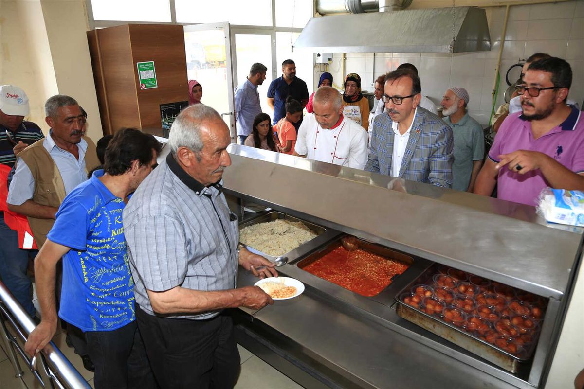 Belediye Başkanı Seçen, Askıda Çorba Restoranında Yemek Dağıttı