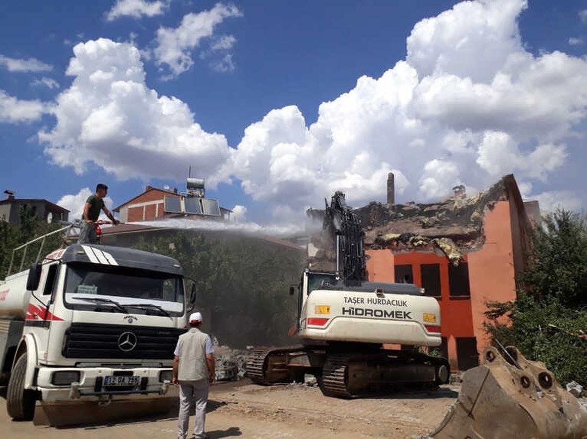 Bingöl\'de 170 Metruk Yapı Yıkıldı