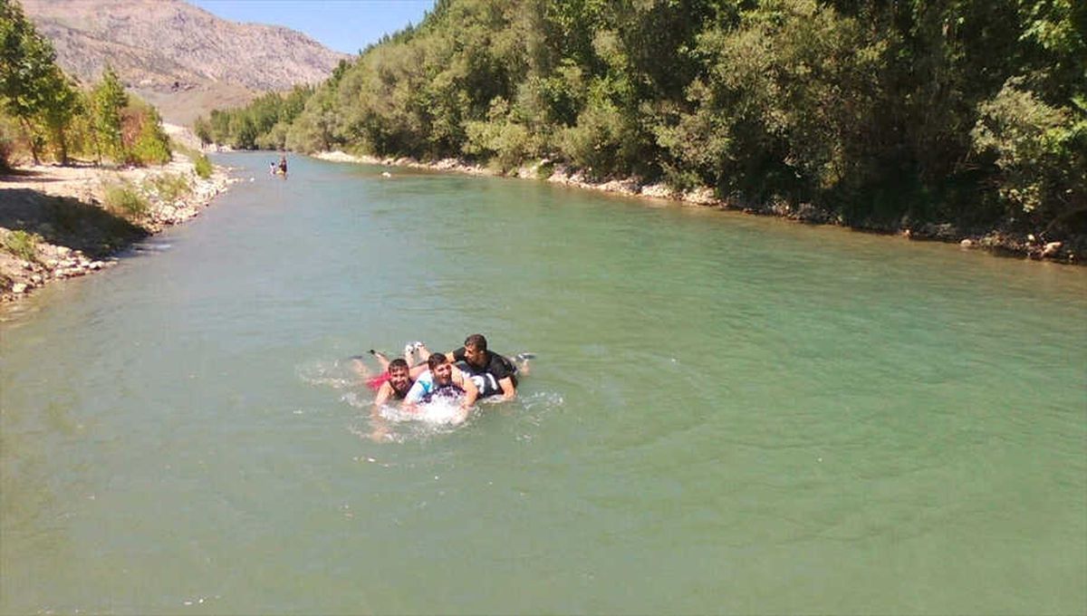 Göksu\'da Yamalı Lastiklerle Rafting Yaptılar