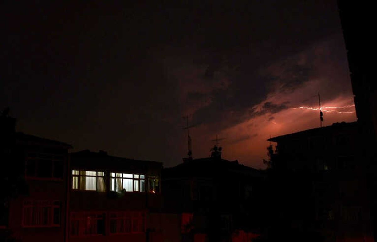 İstanbul\'da Şimşekler Geceyi Aydınlattı