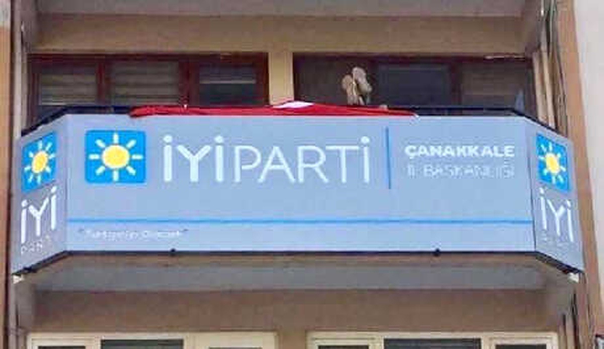 İyi Parti Çanakkale İl Başkanlığı\'ndan Tepki Çeken Fotoğrafla İlgili Açıklama