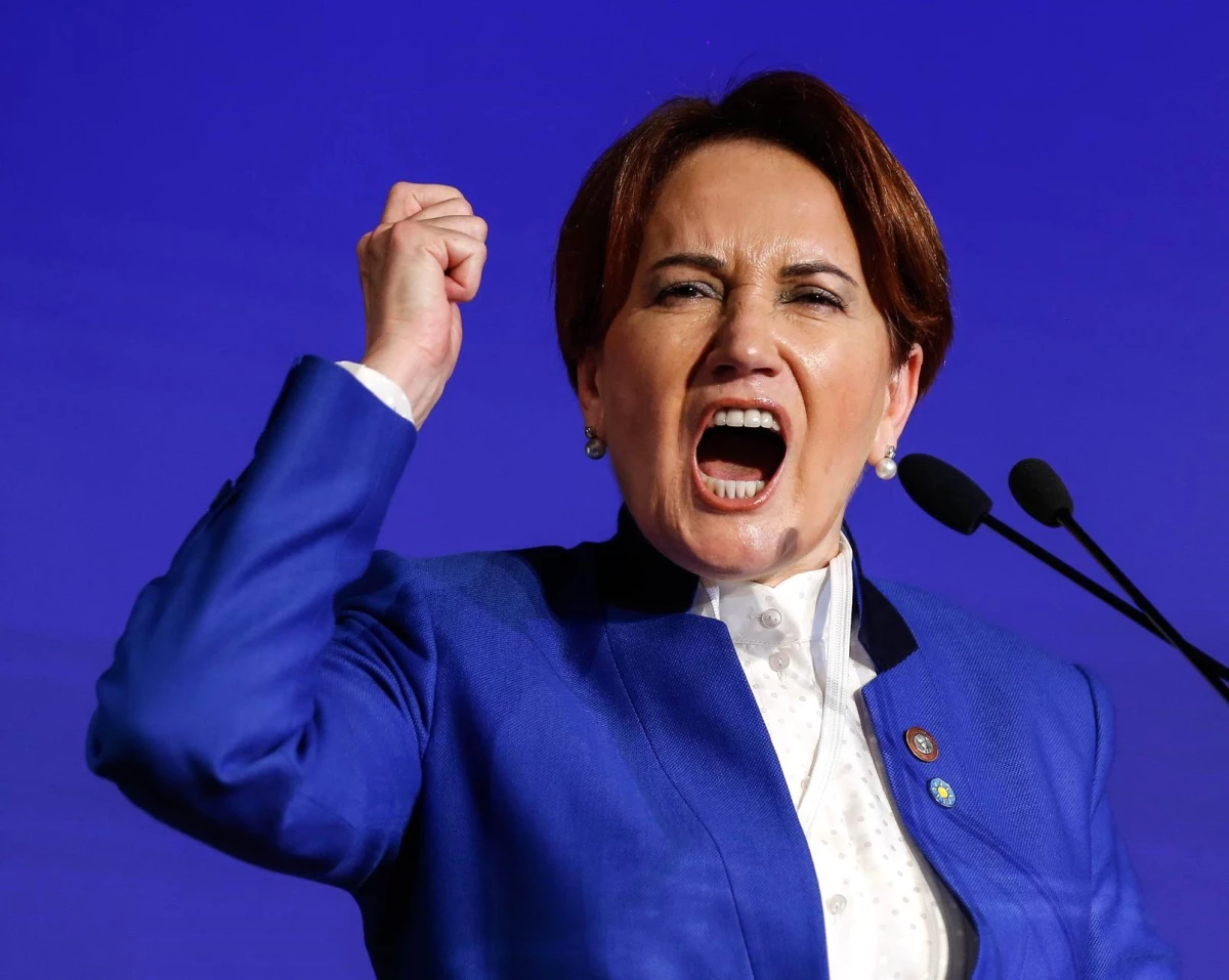 İYİ Parti\'deki Akşener Depreminin Detayları! Partililer Aracının Önüne Yatmış