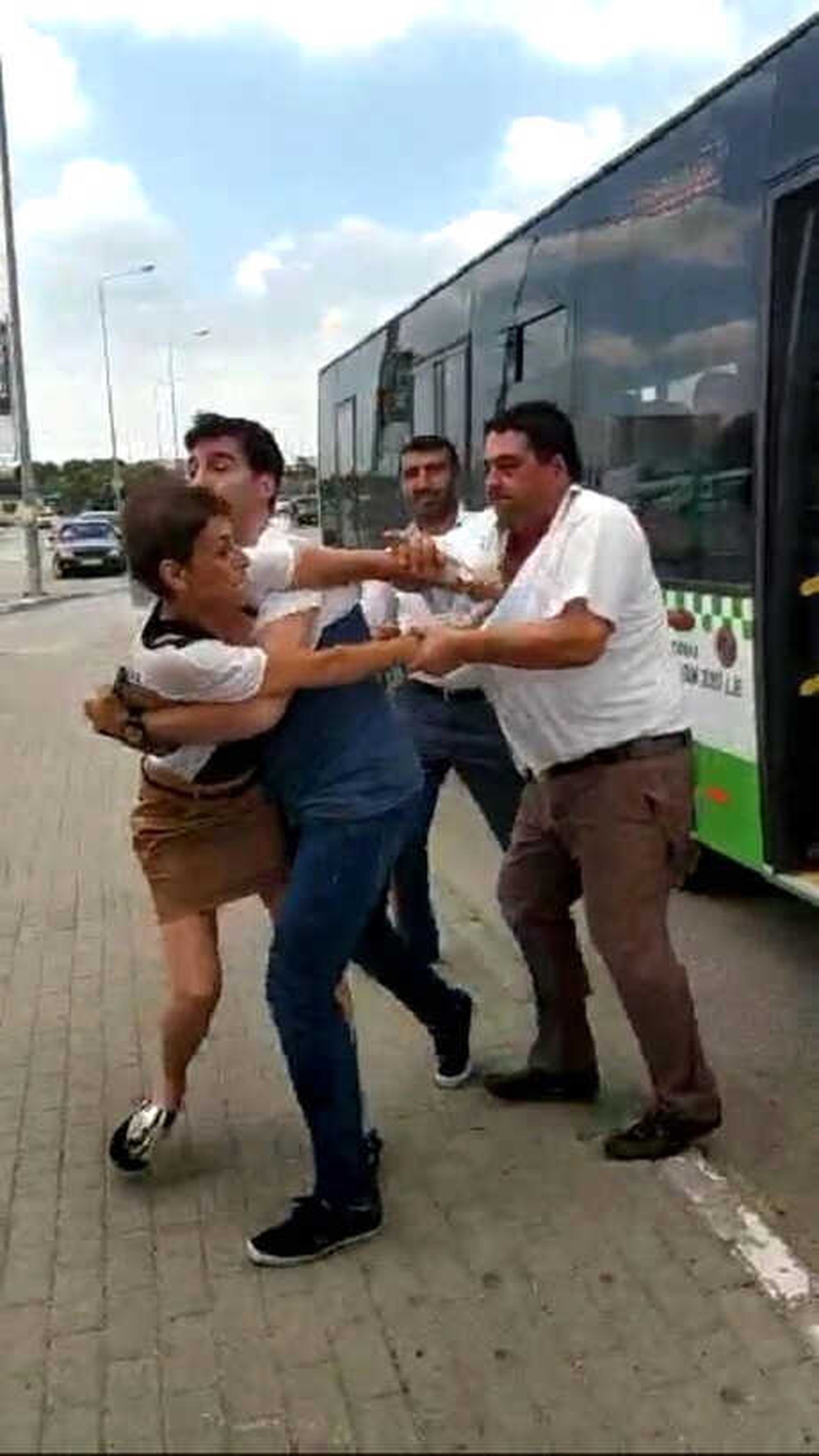 Kadın Sürücü Eğitmeni ile Halk Otobüsü Şoförünün Kavgası Kamerada