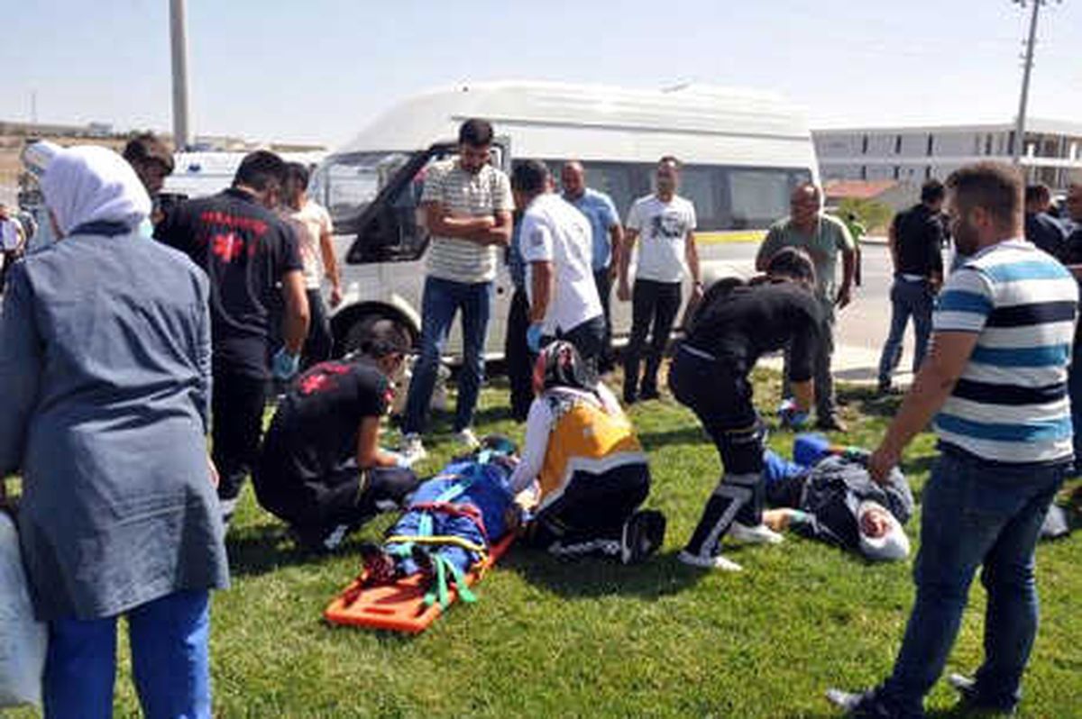Karaman\'da İşçi Servisi ile Cip Çarpıştı: 8 Yaralı