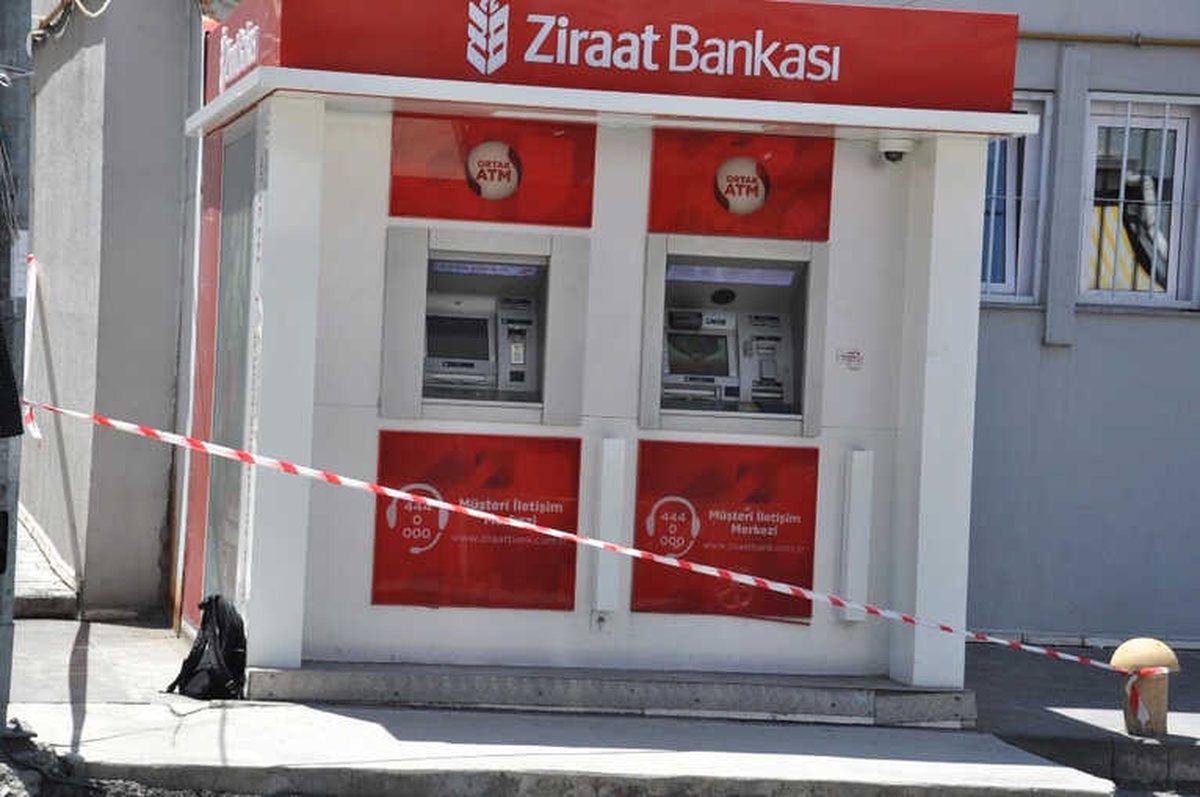 Kars\'ta Atm Yanında Unutulan Sırt Çantası Patlatıldı