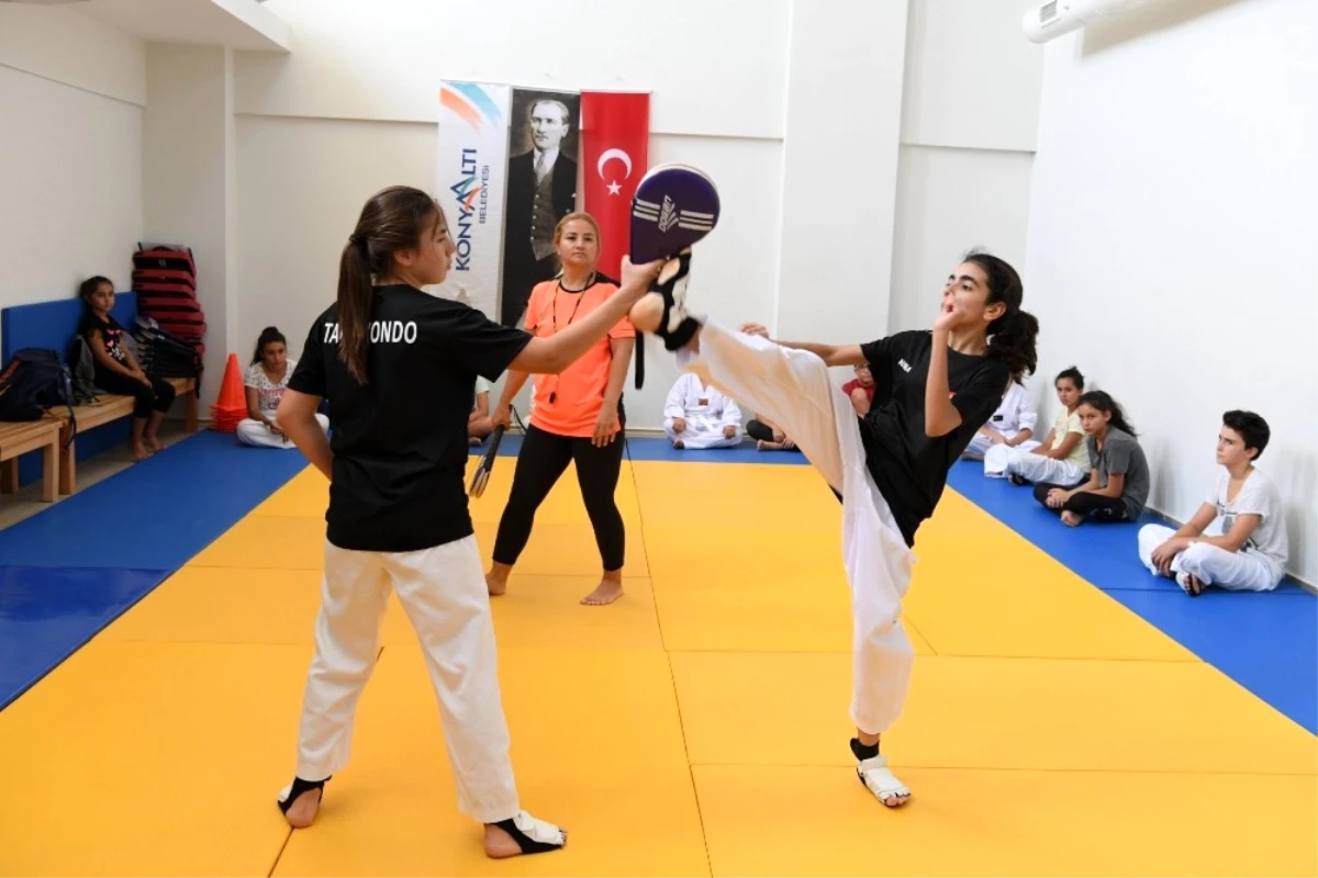Konsem Yaz Okulu\'nda Teakwondo Kursu
