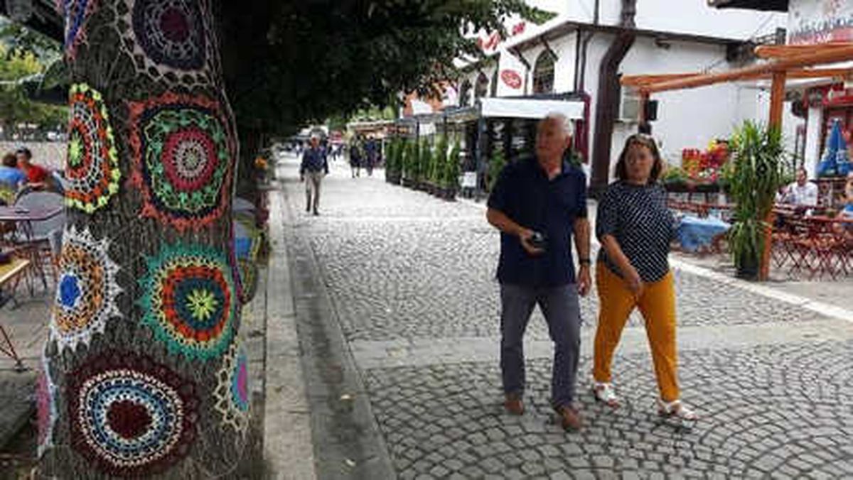 Kosovalı Kadınlar Ağaçları Giydirdiler