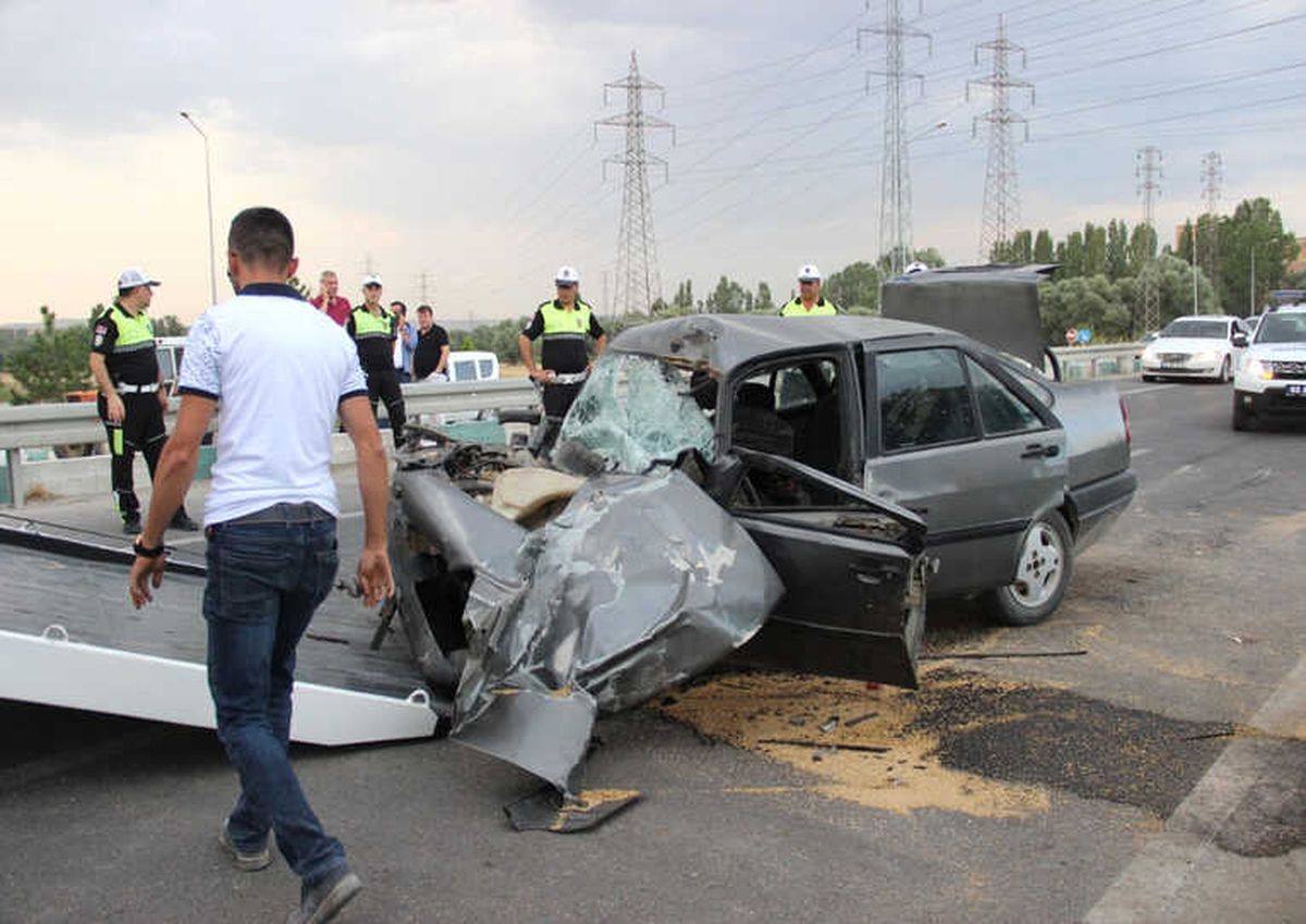 Kütahya\'da Otomobil ile Traktör Çarpıştı: 3 Yaralı