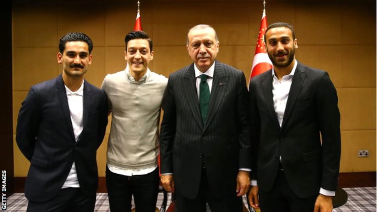 Mesut Özil \'Erdoğan Fotoğrafına\' Tepkileri Eleştirdi, Almanya Milli Takımı\'nı Bıraktı