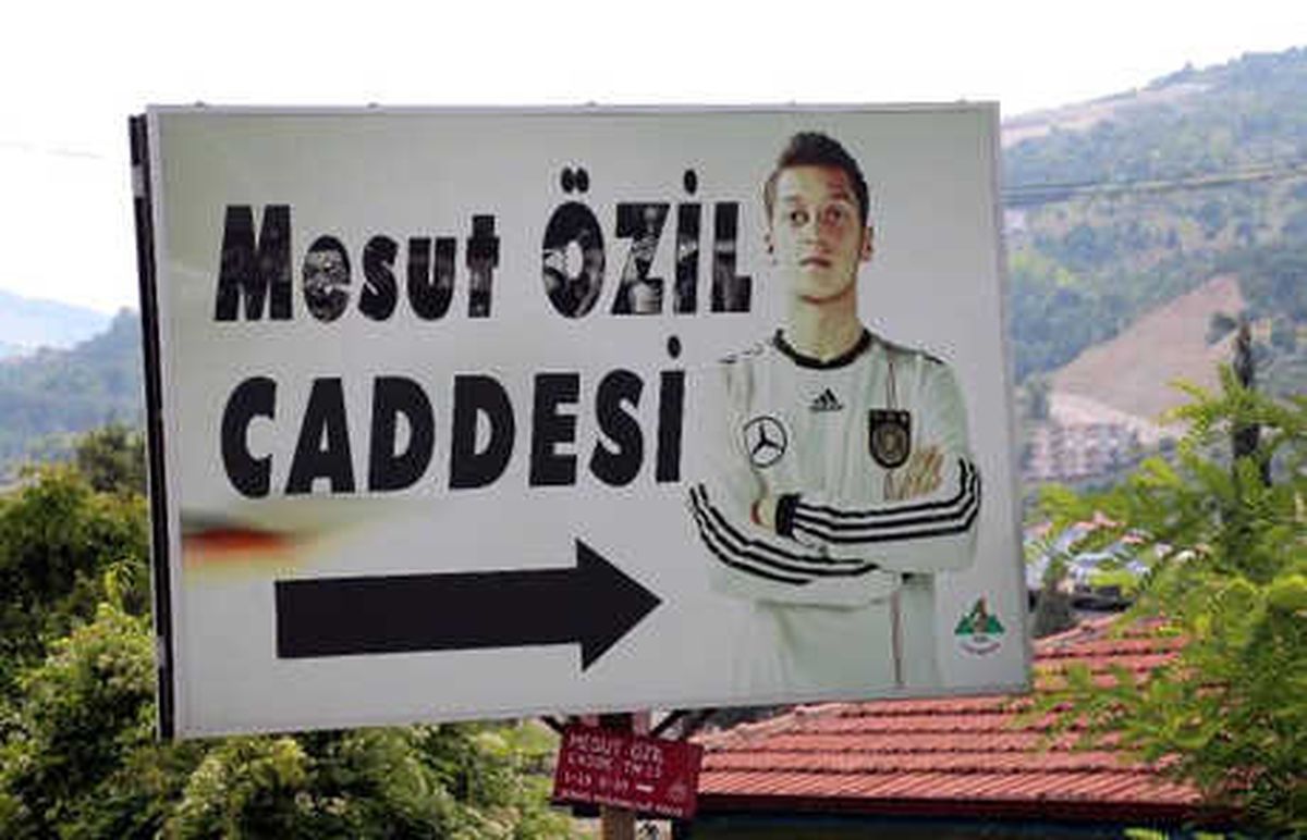 Mesut Özil\'in Devrek\'te Adı Verilen Caddedeki Alman Milli Formalı Fotoğrafı Kaldırılıyor