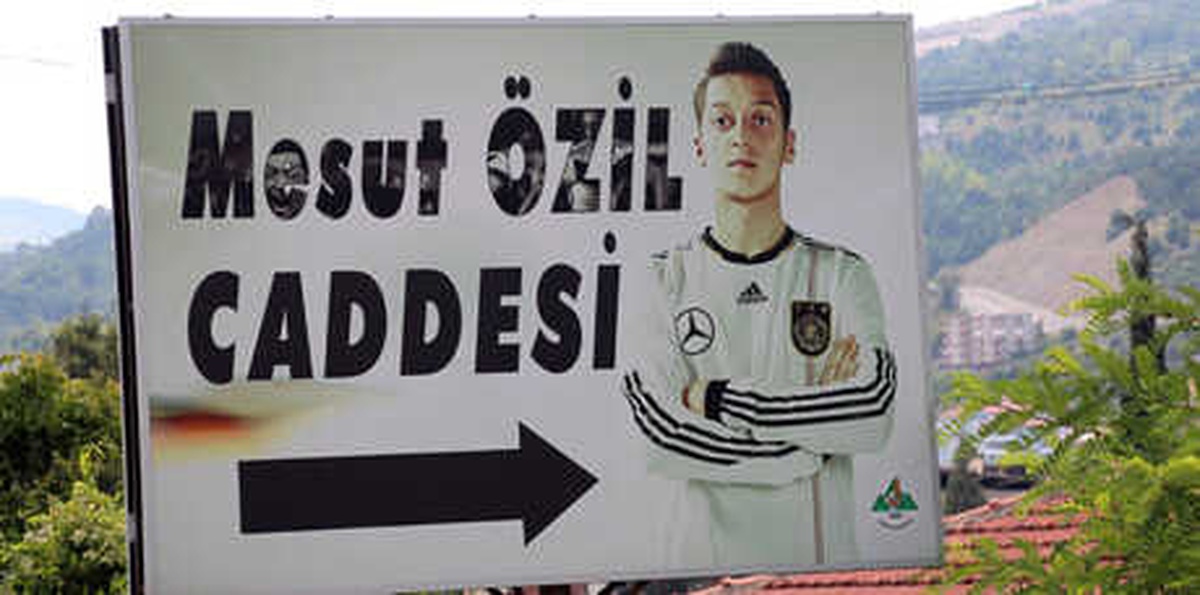 Mesut Özil\'in Zonguldak\'taki O Fotoğrafları Kaldırılıyor