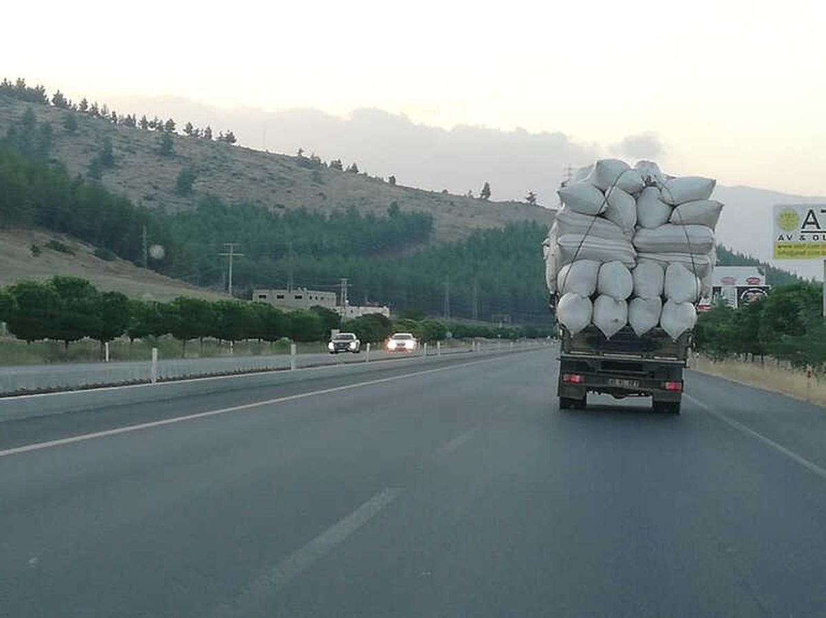 Saman Yüklü Kamyon Beşik Gibi Sallandı