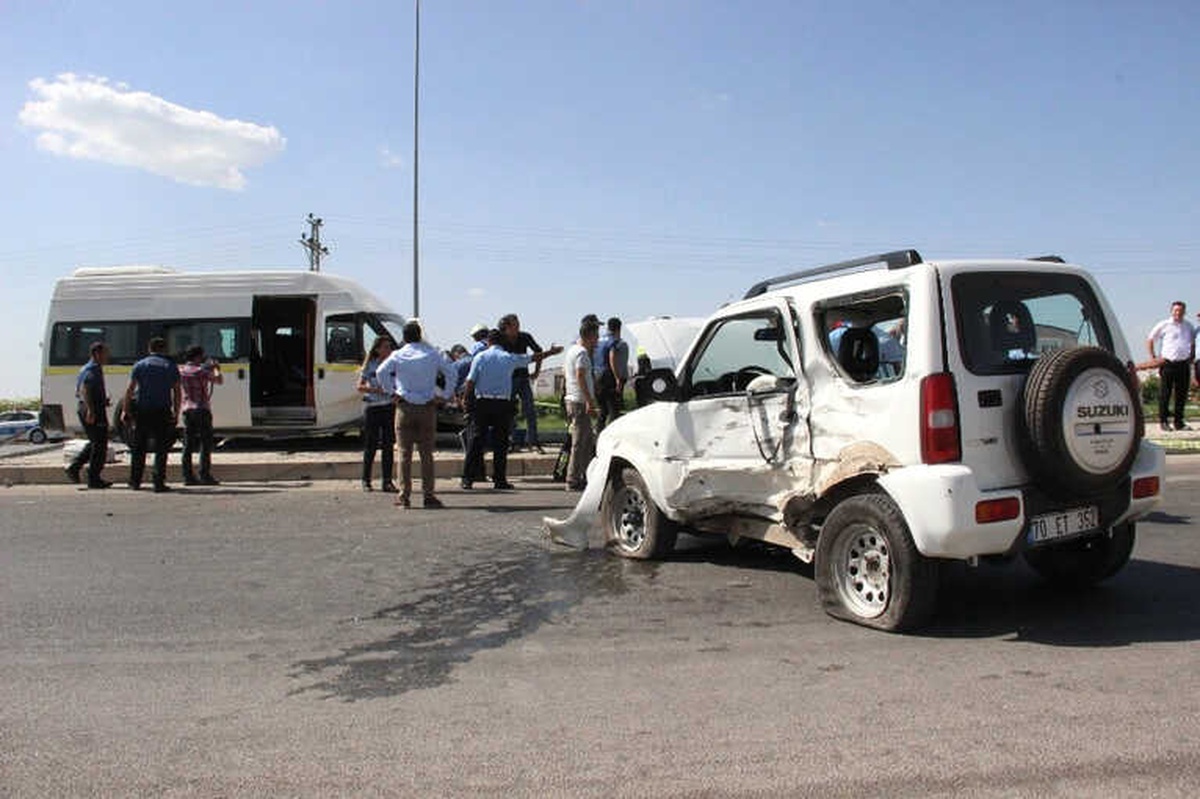 Servis Minibüsü ile Otomobil Çarpıştı: 8 Yaralı