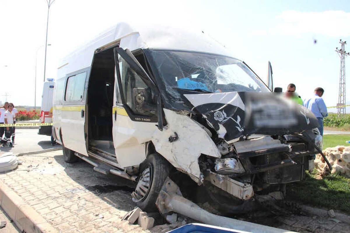 Servis Minibüsü ile Otomobil Çarpıştı: 8 Yaralı