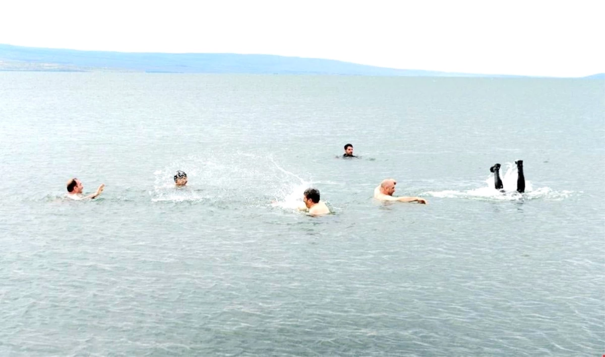 Sıcaktan Bunalan Protokol Üyeleri Çıldır Gölü\'nde Serinledi