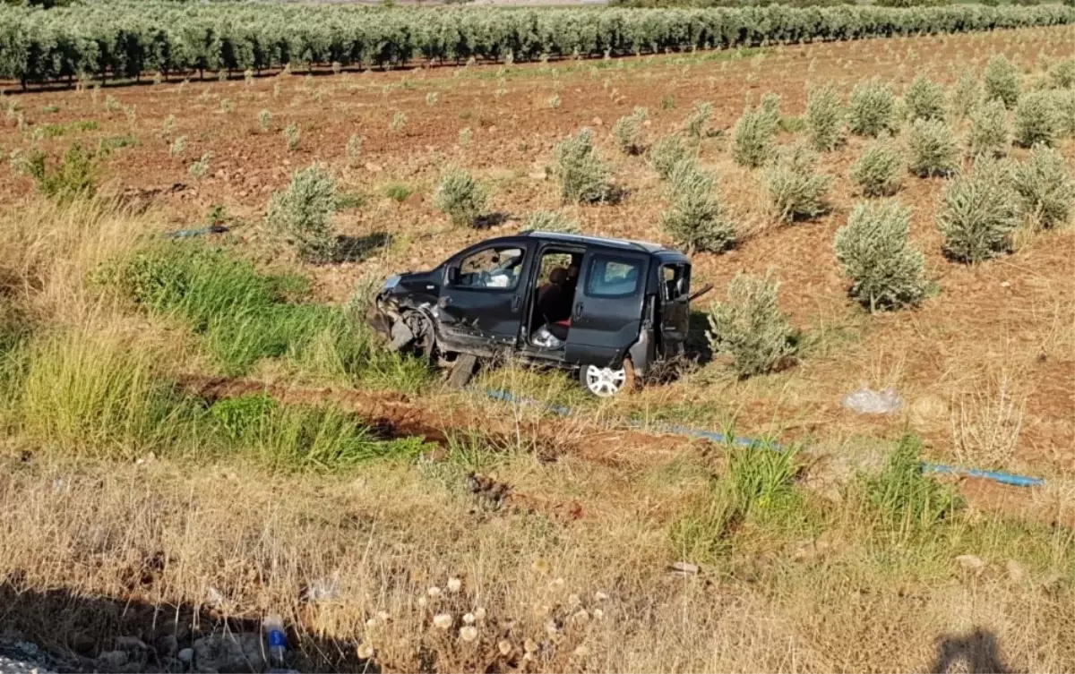 Şiddetli Rüzgarda Takla Atan Araç Tarlaya Uçtu: 3 Yaralı