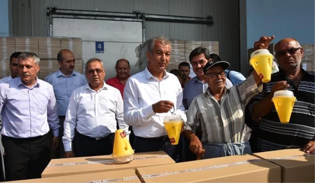 Tarsus\'ta Meyve Üreticilerine Sinek Tuzağı Dağıtıldı