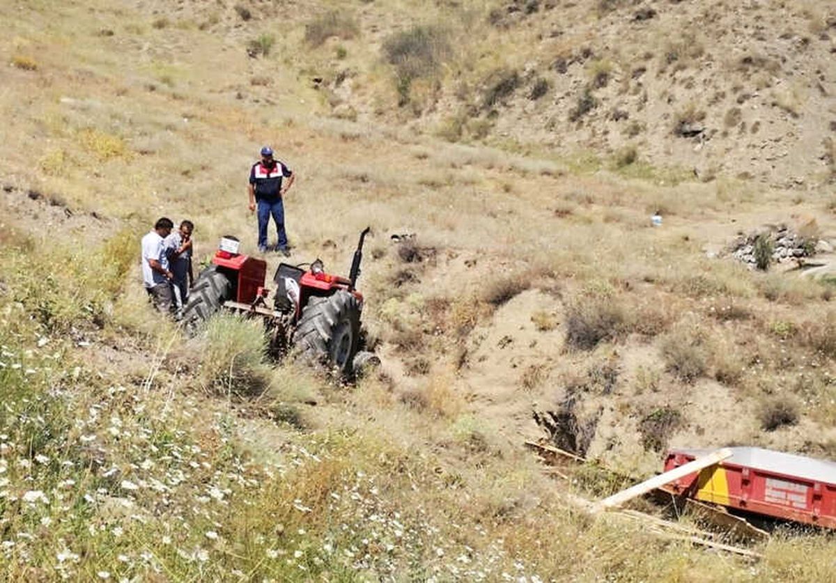 Traktör Şarampole Devrildi: 1 Ölü