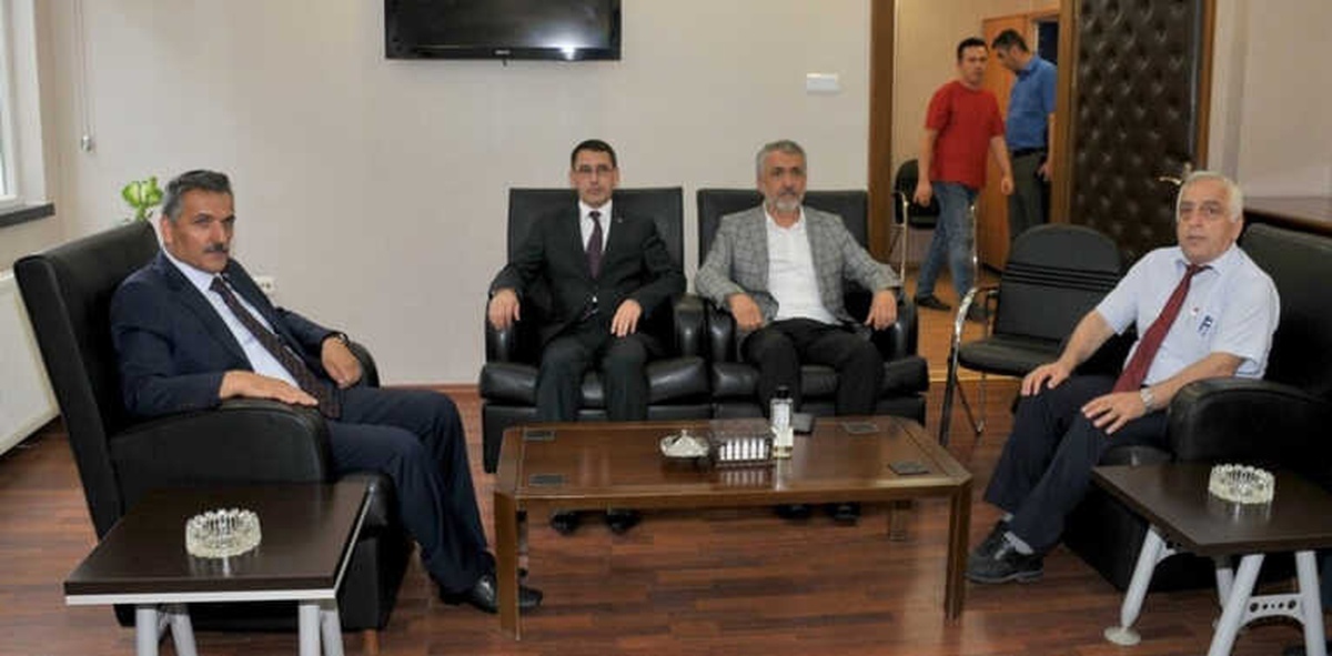 Türkmenistan Büyükelçisi Amanlıyev\'den Saçı Lastiklere Dolanan Öğrenciye Ziyaret