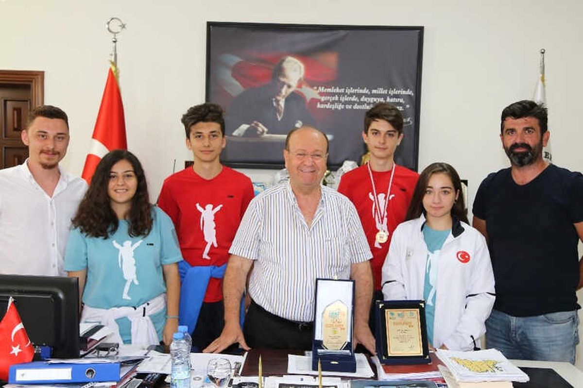 Uluslararası Festival Birincileri Başkan Özakcan\'ı Ziyaret Etti