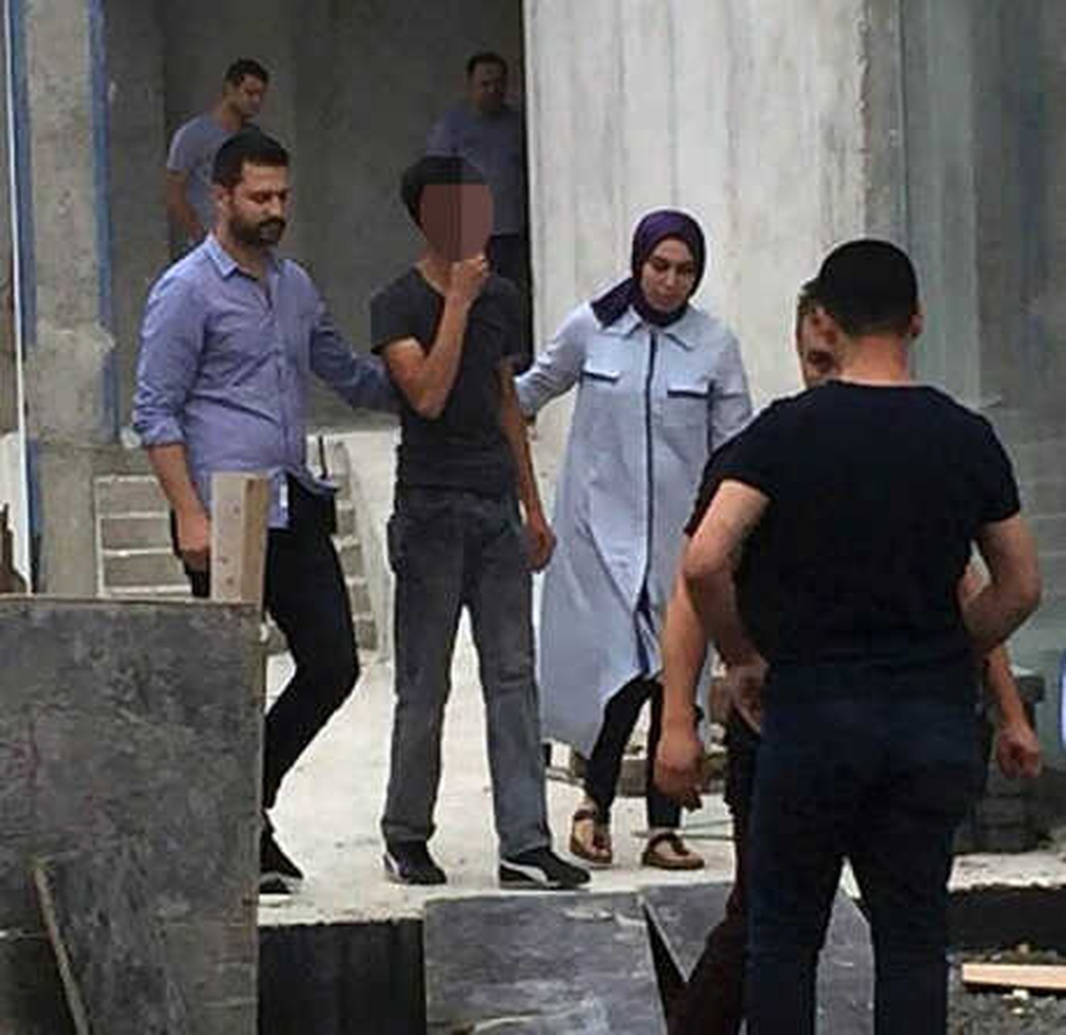 16\'ncı Kattan Atlamak İsteyen Genci, Polis İkna Etti