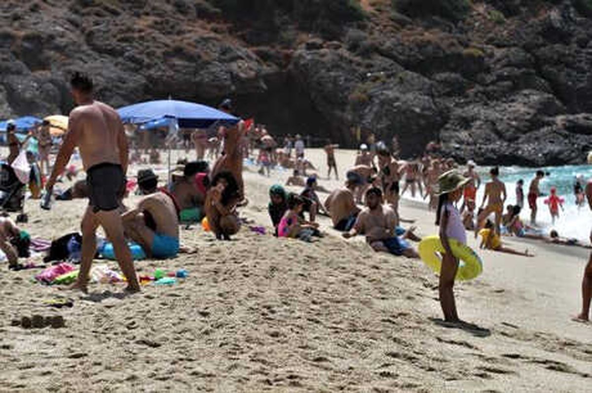 Alanya\'da Tatilciler Plajları Doldurdu