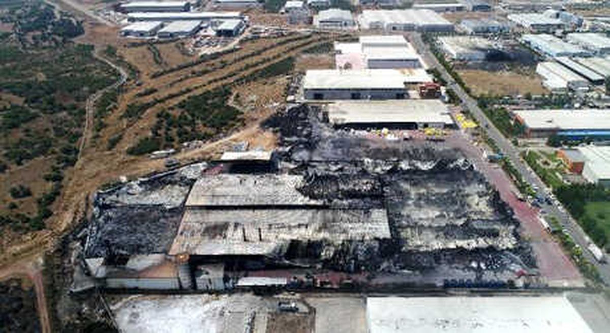 Antalya Osb\'de 19 Bin Metrekarelik Fabrika Küle Döndü