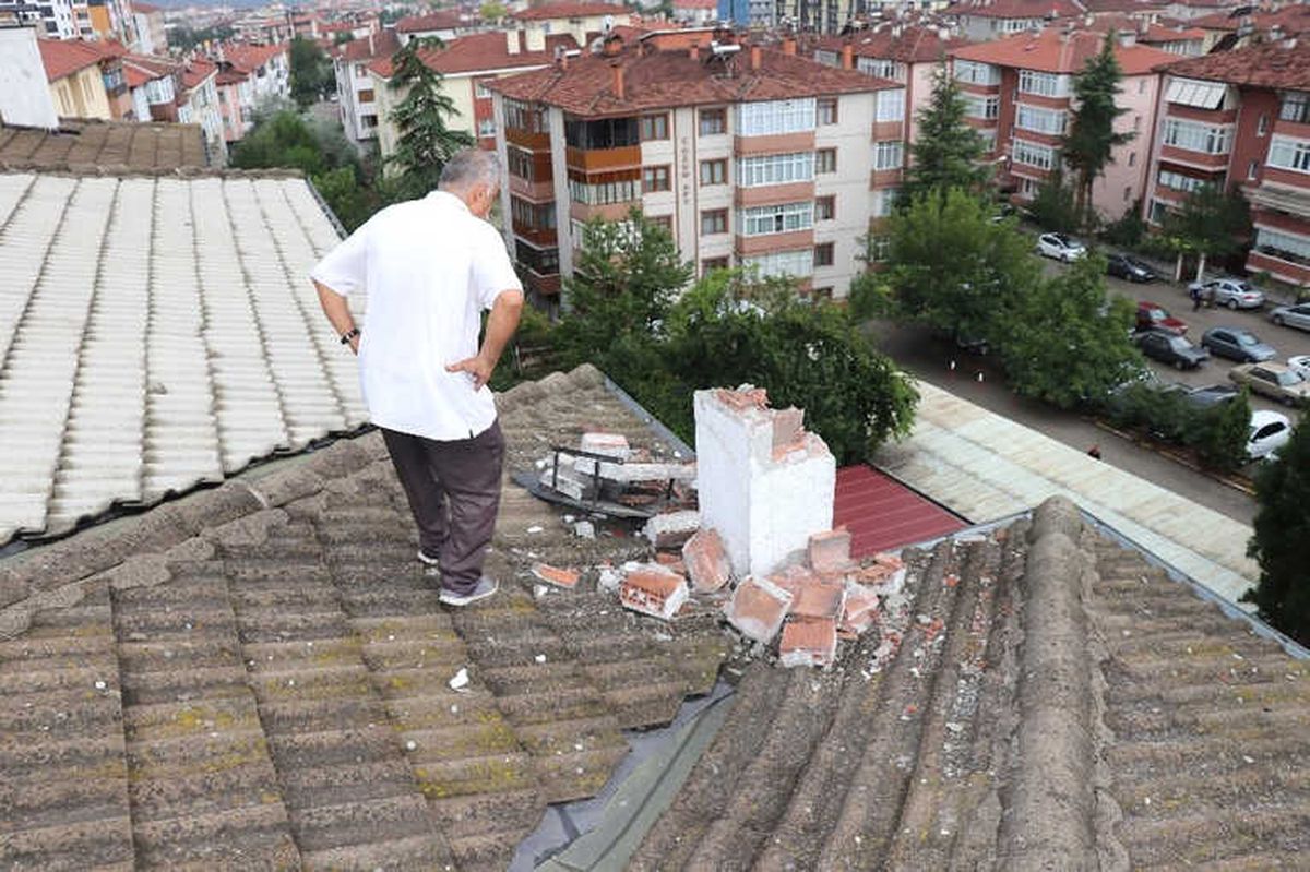 Apartmanın Çatısına Yıldırım Düştü