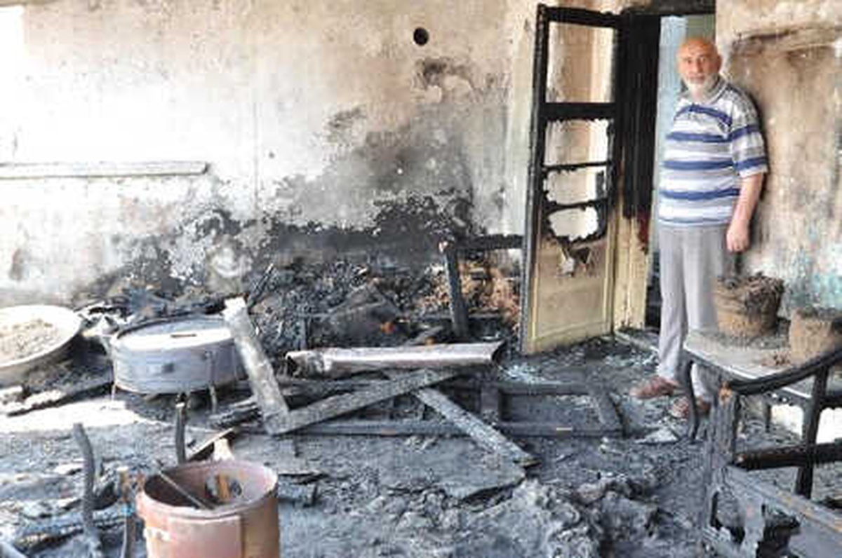 Arıları Dumanla Uzaklaştırmak İsterken, Evi Yandı