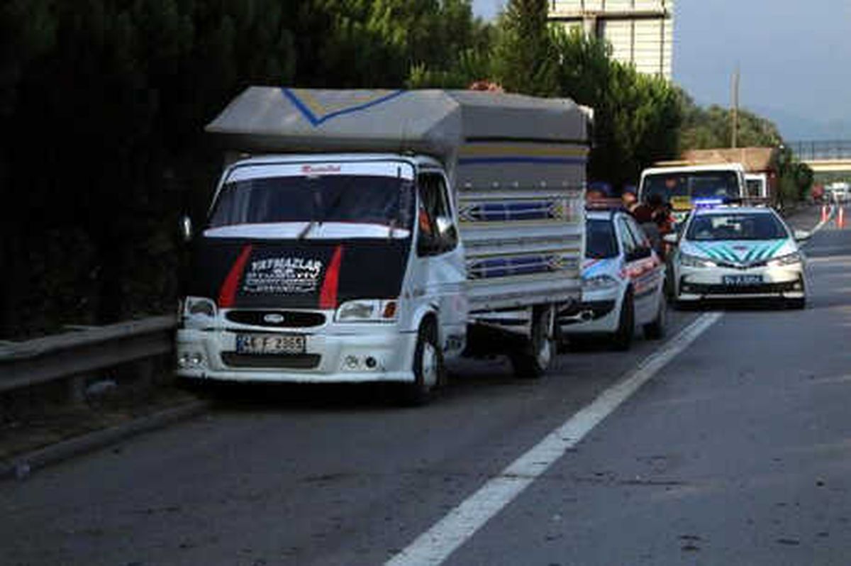 Arıza Şeridinde Duran Araçlara Kamyonet Çarptı: 4 Yaralı