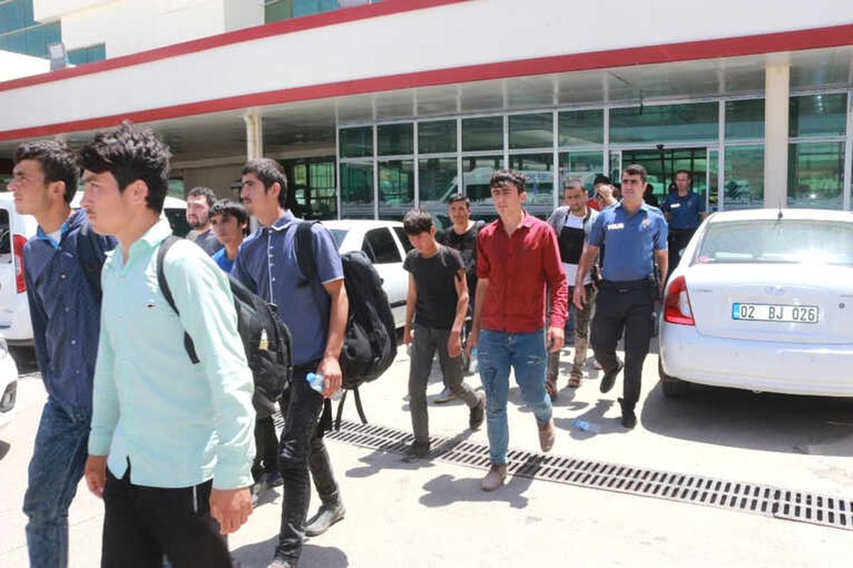Avrupa\'ya Gitmek İsteyen Kaçak Göçmenler Adıyaman\'da Yakalandı