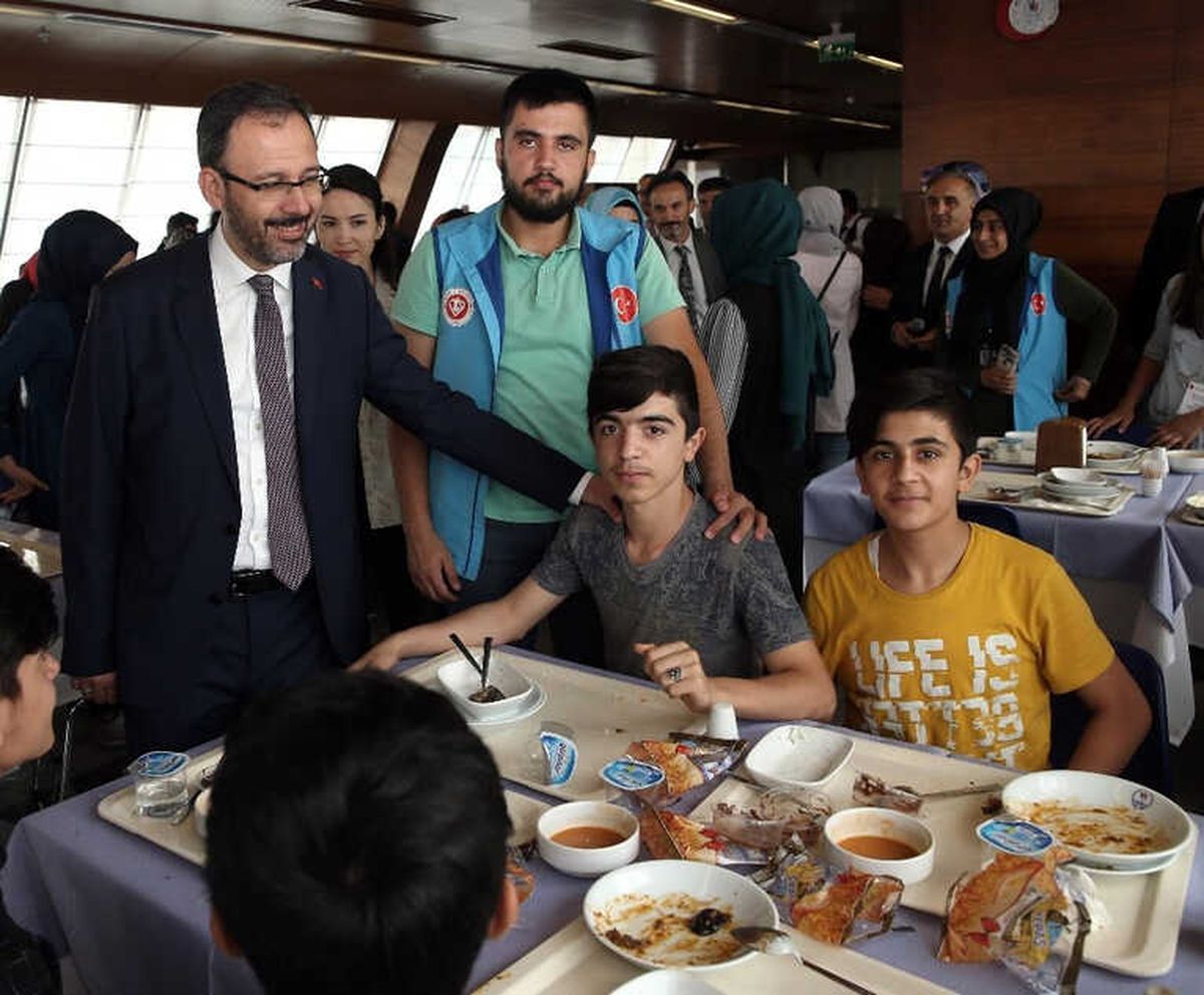 Bakan Mehmet Kasapoğlu\'nun \'Maça Götürme\' Sözü Gençleri Sevindirdi