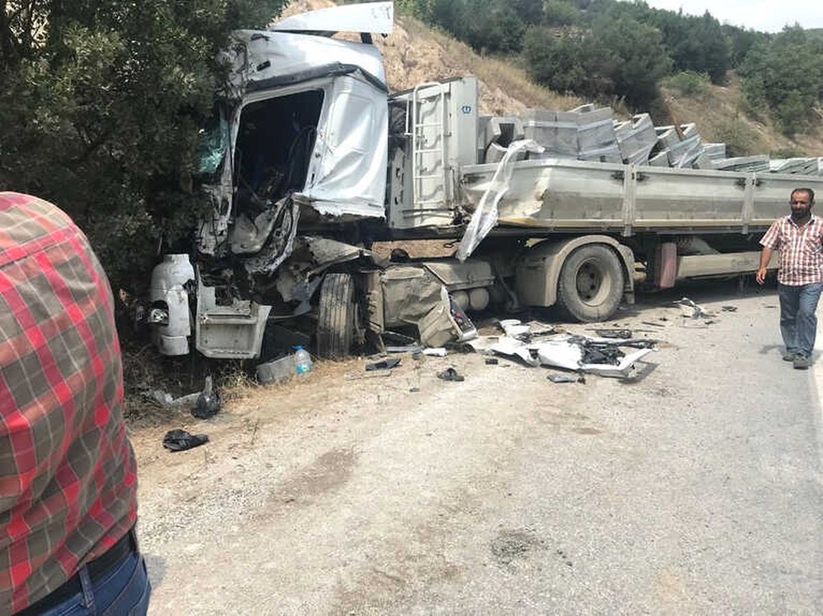 Balıkesir\'de 2 Tır Çarpıştı: 2 Yaralı