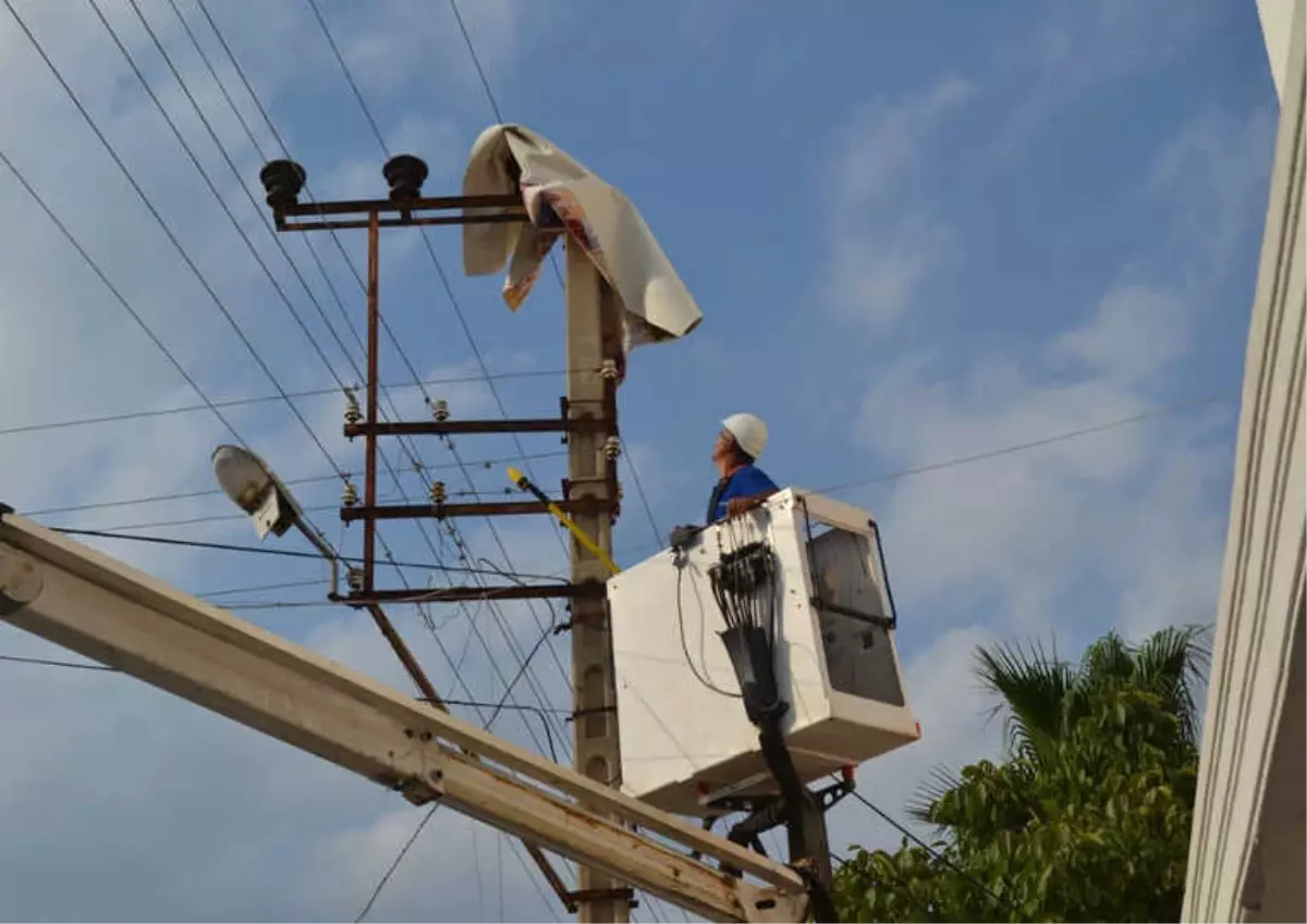 Balkondan Uçan Halı Elektrik Tellerine Takıldı