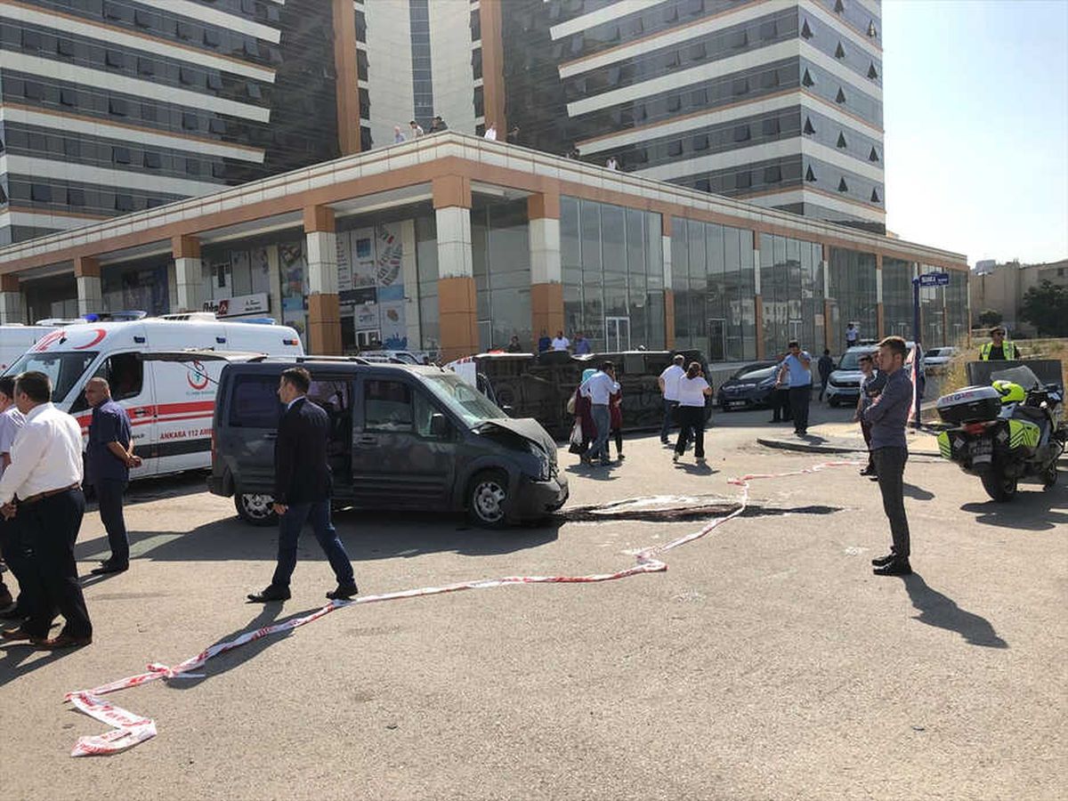 Başkentte Servis Aracıyla Otomobil Çarpıştı: 13 Yaralı