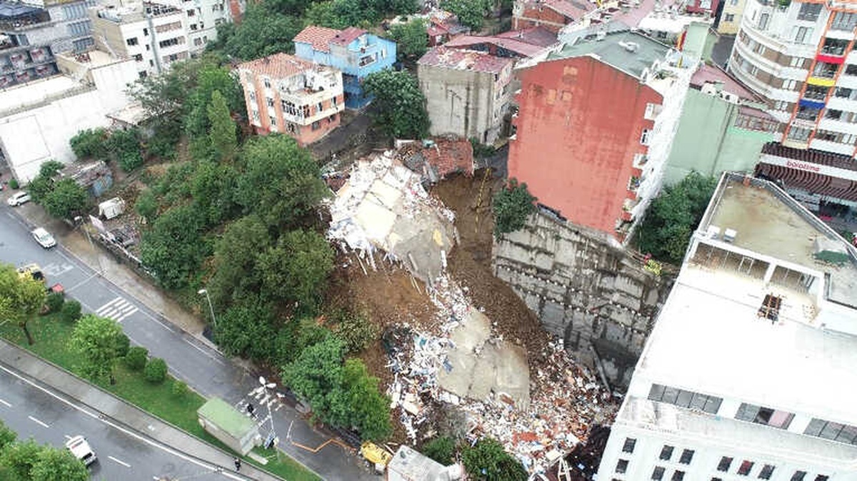 Beyoğlu\'nda Çöken Binanın Enkazı Havadan Görüntülendi