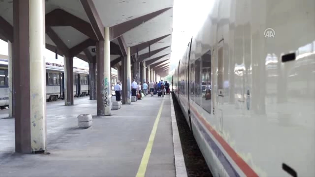 Bosna Hersek\'in "Rüya Demiryolu Güzergahı" Manzarasıyla Büyülüyor