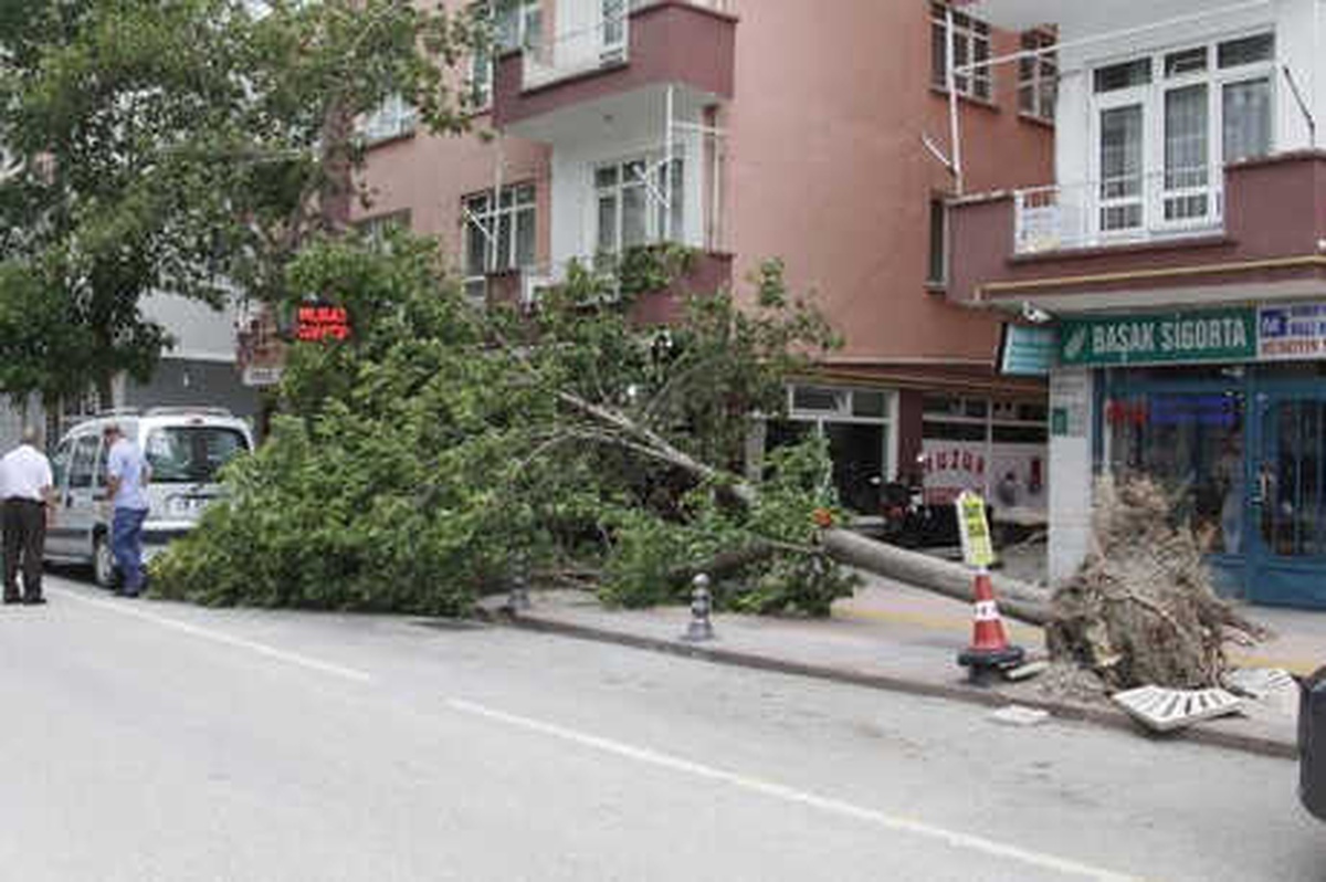 Çankırı\'da, Şiddetli Rüzgar ve Fırtına Hayatı Olumsuz Etkiledi