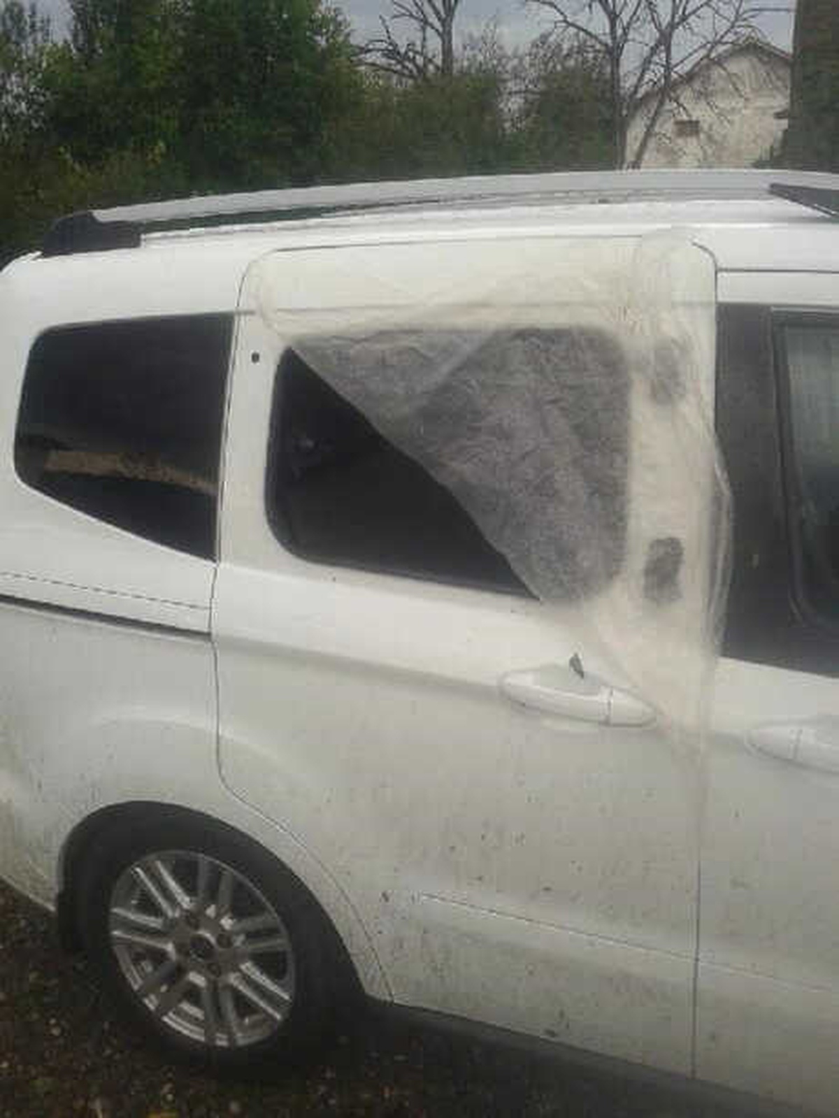 Ceviz Büyüklüğündeki Dolu, Otomobillerin Camlarını Kırdı