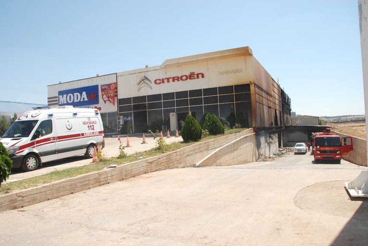 Diyarbakır\'da Mobilya Deposundaki Yangını Soğutma Çalışmaları Devam Ediyor