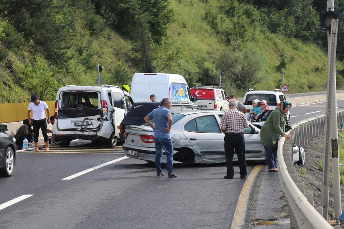 Düzce\'de Trafik Kazası: 4 Yaralı